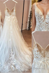 A-line/Princess V-neck Court Train Tulle Wedding Dress with Appliques Lace
