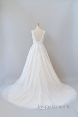 Elegant Long A-line V-neck Appliques Lace Tulle Backless Wedding Dress